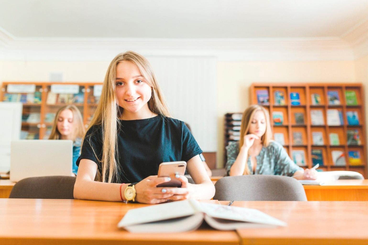 Étudiants travaillant sur leur plan financier personnel